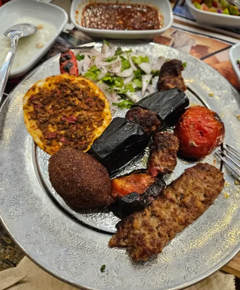 Urfa sıra gecesi programında servis edilen yöresel yemeklerden gerçek fotoğraf